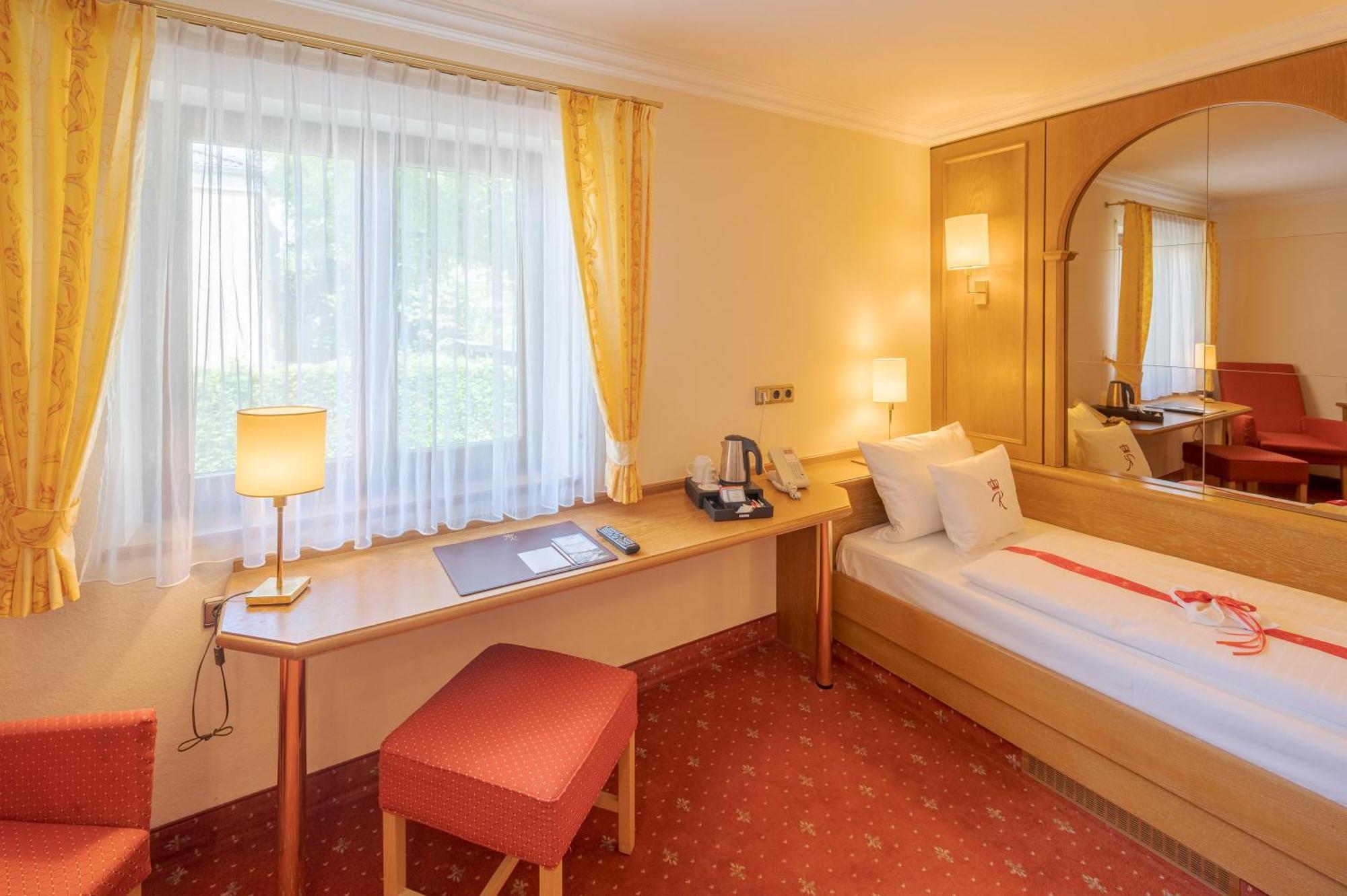 Hotel Am Schlosspark Zum Kurfuerst Oberschleißheim Exteriör bild