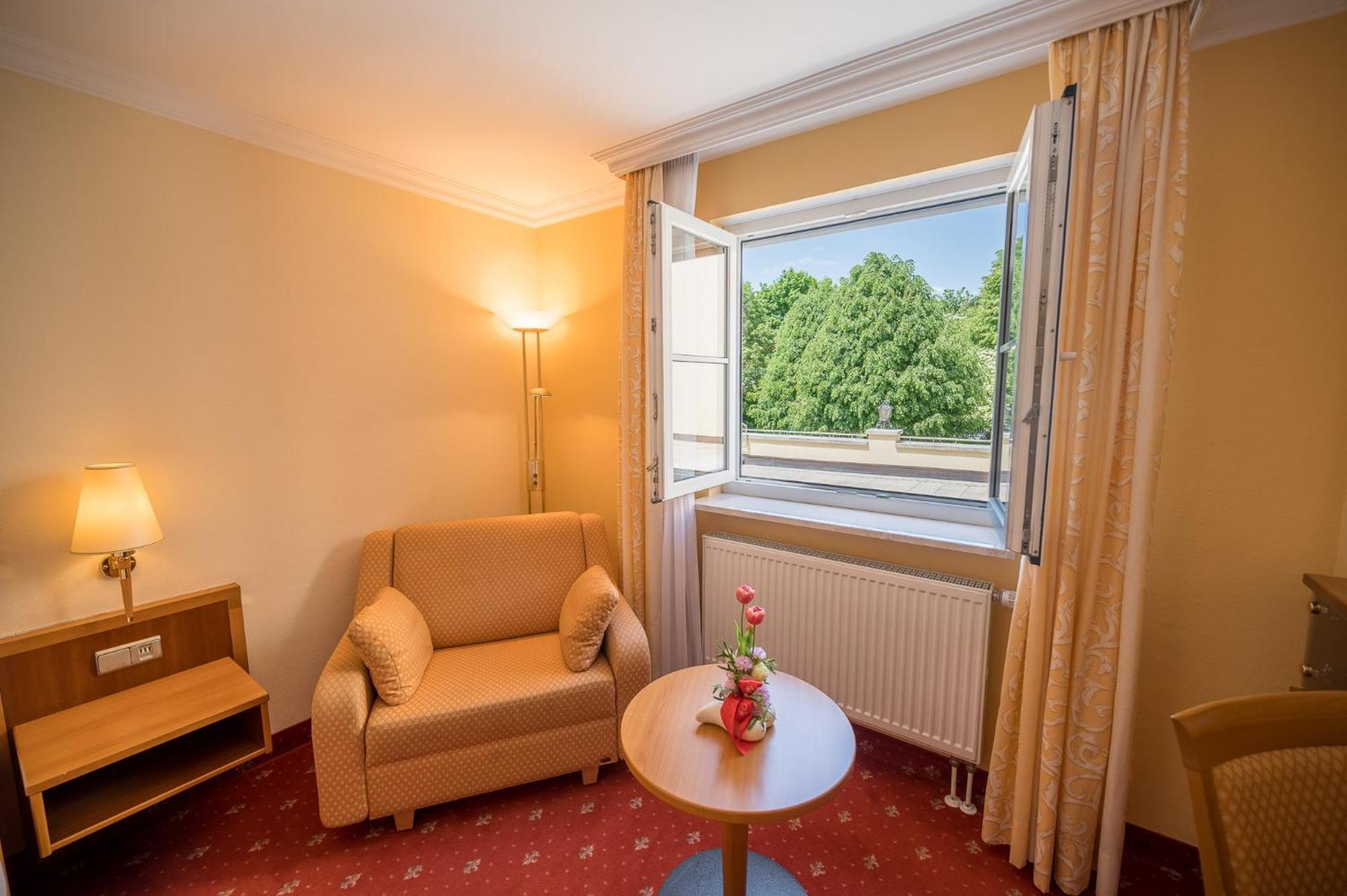 Hotel Am Schlosspark Zum Kurfuerst Oberschleißheim Exteriör bild