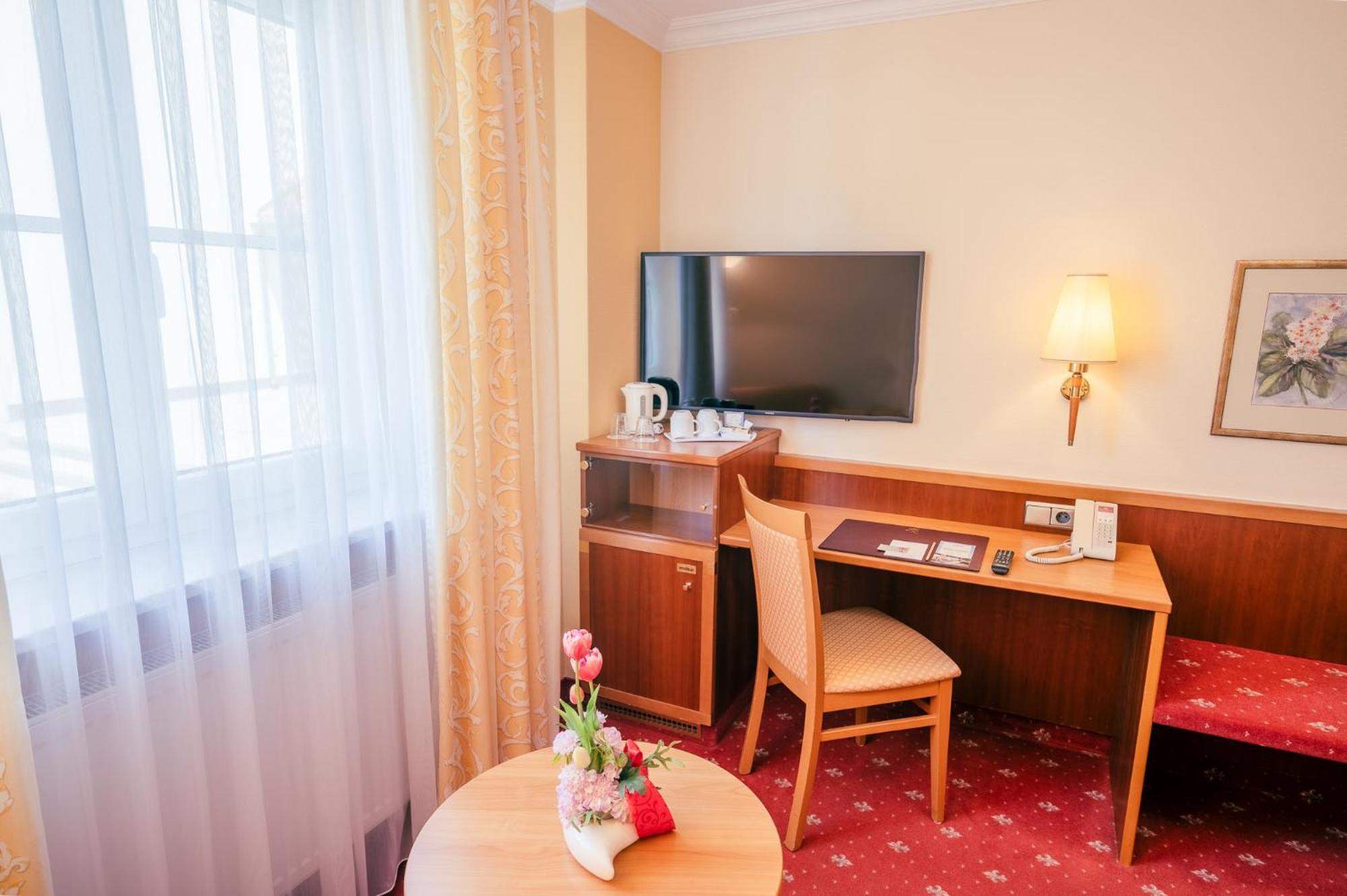 Hotel Am Schlosspark Zum Kurfuerst Oberschleißheim Exteriör bild