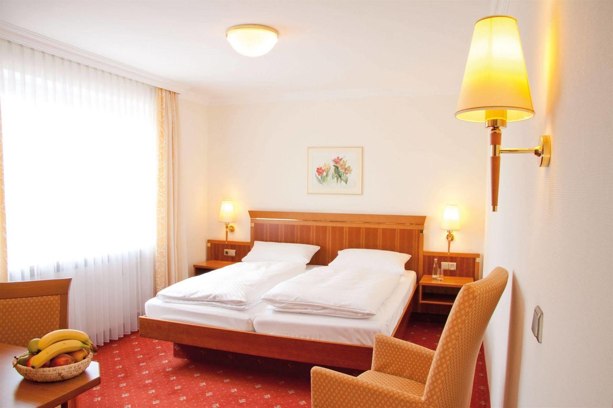 Hotel Am Schlosspark Zum Kurfuerst Oberschleißheim Exteriör bild