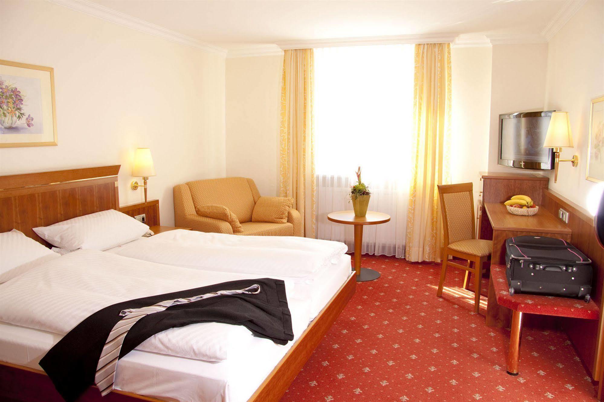 Hotel Am Schlosspark Zum Kurfuerst Oberschleißheim Exteriör bild