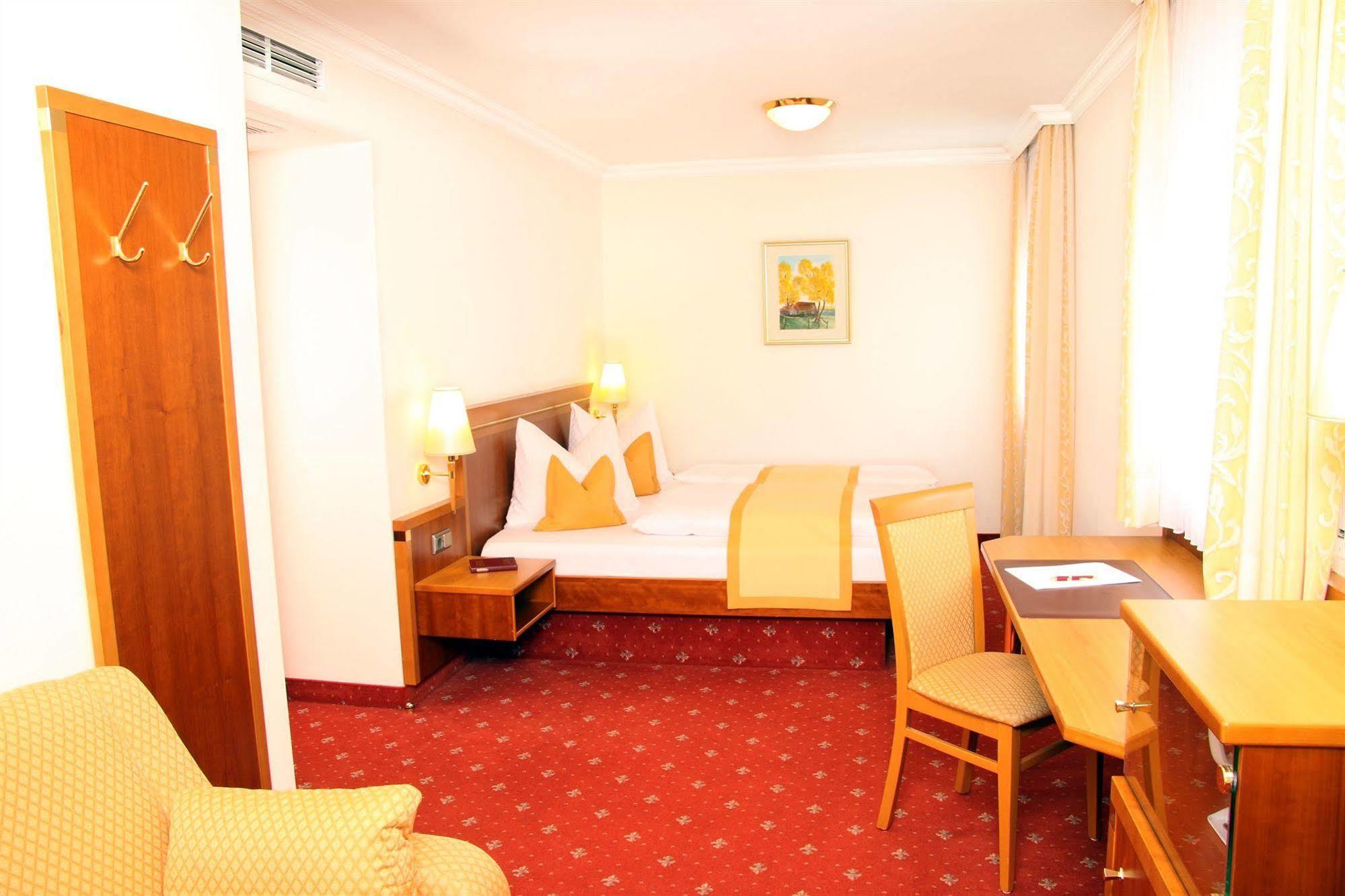 Hotel Am Schlosspark Zum Kurfuerst Oberschleißheim Exteriör bild